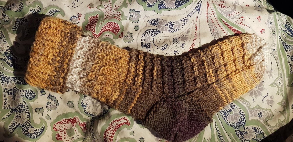 JustMe_HH's tweet photo. Socke 1 von der neuen Wolle ist fertig.
Dass ist die, die mir mustertechnisch spontan in drn Kopf kam.
Bild 1 - volle Länge, 2 - umgekrempelt, 3 - Draufsicht, 4 - Musteroptik am Fuß
#Handarbeitsclub #Partworkx #Stricken https://t.co/t89uYySsvp