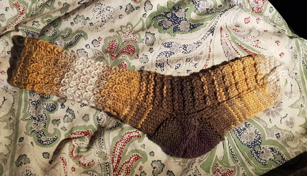 JustMe_HH's tweet photo. Socke 1 von der neuen Wolle ist fertig.
Dass ist die, die mir mustertechnisch spontan in drn Kopf kam.
Bild 1 - volle Länge, 2 - umgekrempelt, 3 - Draufsicht, 4 - Musteroptik am Fuß
#Handarbeitsclub #Partworkx #Stricken https://t.co/t89uYySsvp