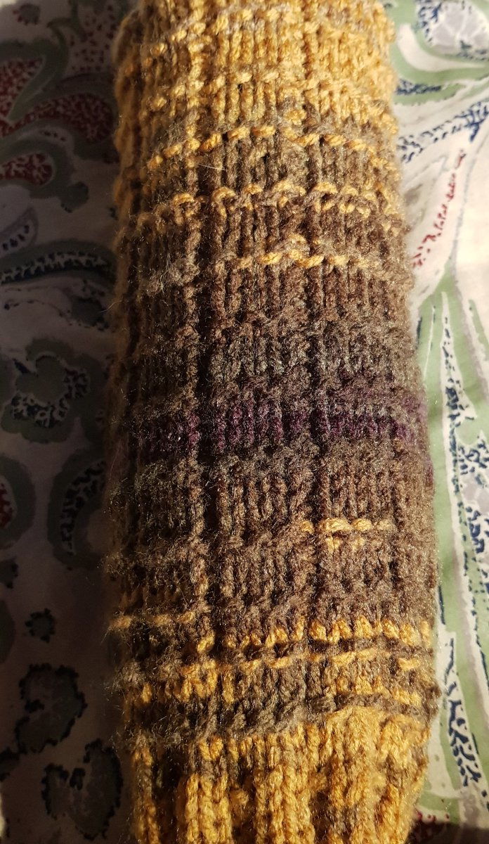 JustMe_HH's tweet photo. Socke 1 von der neuen Wolle ist fertig.
Dass ist die, die mir mustertechnisch spontan in drn Kopf kam.
Bild 1 - volle Länge, 2 - umgekrempelt, 3 - Draufsicht, 4 - Musteroptik am Fuß
#Handarbeitsclub #Partworkx #Stricken https://t.co/t89uYySsvp