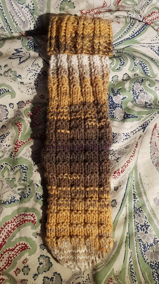 JustMe_HH's tweet photo. Socke 1 von der neuen Wolle ist fertig.
Dass ist die, die mir mustertechnisch spontan in drn Kopf kam.
Bild 1 - volle Länge, 2 - umgekrempelt, 3 - Draufsicht, 4 - Musteroptik am Fuß
#Handarbeitsclub #Partworkx #Stricken https://t.co/t89uYySsvp