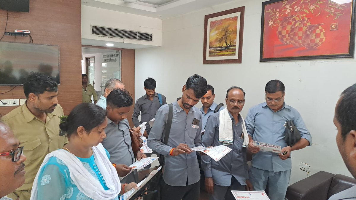 armbsmksb's tweet photo. आज कैसरबाग बस स्टेशन पर राष्ट्रीय तंबाकू नियंत्रण  कार्यक्रम का आयोजन किया गया। उक्त कार्यक्रम में सीएमओ कार्यालय के प्रतिनिधियों के अतिरिक्त परिवहन निगम के सहायक क्षेत्रीय प्रबंधक कैसरबाग बस स्टेशन एवं चालको एवं परिचालकों द्वारा सहभागिता की गई। https://t.co/qC4MdfTX4l