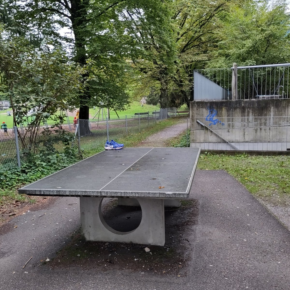 schreibgarten's tweet photo. Wohin ist das Logo wohl? Und hat die Freibadi no offen? #Logo #srf #Radiostudio #Schulhaus #ByebyeUeli #Muldenservice #Unfragen #Allenmoos https://t.co/xe6LW9ogWC