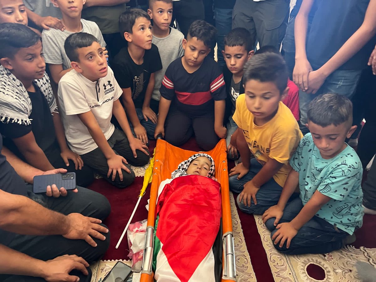OnlinePalEng's tweet photo. The classmates of Palestinian child Rayan Suleiman, 7 years old, bid the last farewell to him. https://t.co/gqsID5EtCI