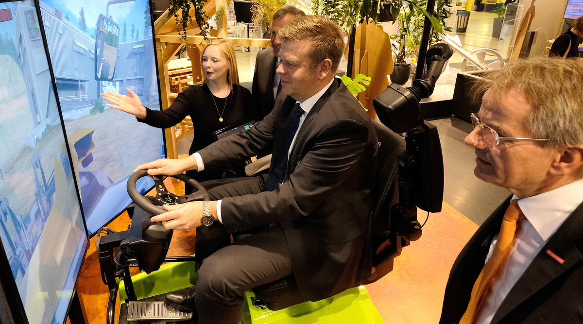 #Ausbildung to go. 70 Schulklassen, >4.000 Interessierte, >100 neue Ausbildungsverträge! Großer Erfolg der landesweit größten u längsten Nachwuchs-Akquise-Aktion „Pop-Up-Store“  der <a href="/ihkdus/">IHK Düsseldorf</a> und der <a href="/HwkDuesseldorf/">HWK Düsseldorf</a>. Danke an Staatssekretär <a href="/MatthiasHeidmei/">Matthias Heidmeier</a> für heutigen Besuch!