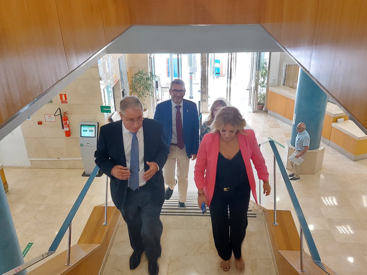EconoHaciendAND's tweet photo. 👥 La consejera @CarolinaEspanaR visita la delegación territorial de #Economía, #Hacienda, #FondosEuropeos e @IndustriaAnd en @MalagaJunta, junto al titular de la misma, @CarlosGarciaGim, y al gerente de la #AgenciaTributaria de #Andalucía (#Atrian), Cristóbal Torres. 📸 https://t.co/wGnN56q0lD