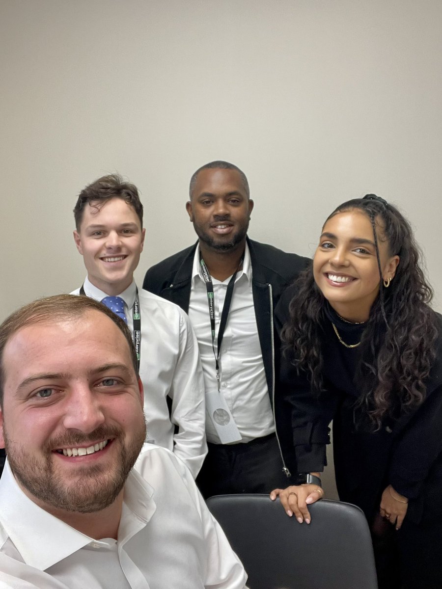 Smiles all round for U2Q4’s morning meeting, talking all things sales and service. Happy Friday from Team Cowley🌞🥳