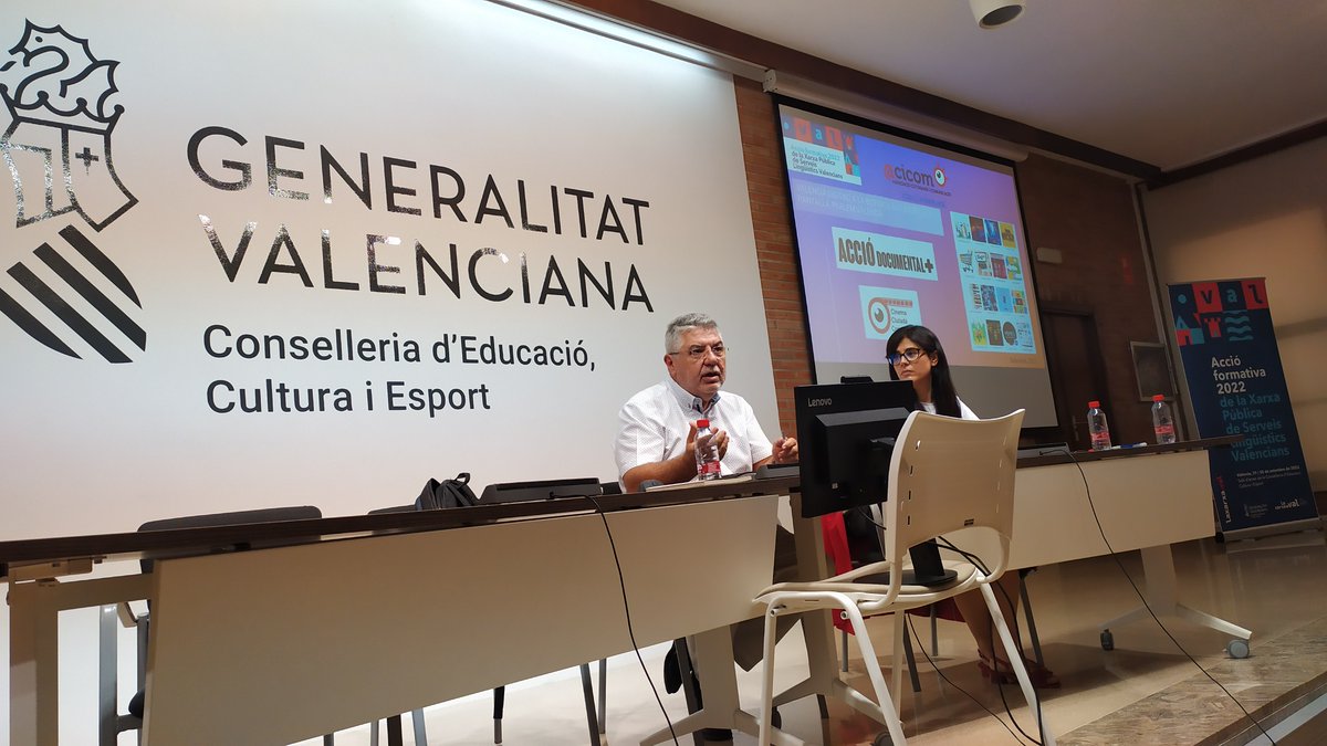 DiLiAlmassora's tweet photo. Laura Escrivà, cap del Servei de Promoció (DGPLGM @GVAeducacio), presenta José Ignacio Pastor que ens mostra la vitalitat del valencià en la comunicació digital.
#ConsumDigital
#AccióDocumental+ https://t.co/M1utEbZ5qH