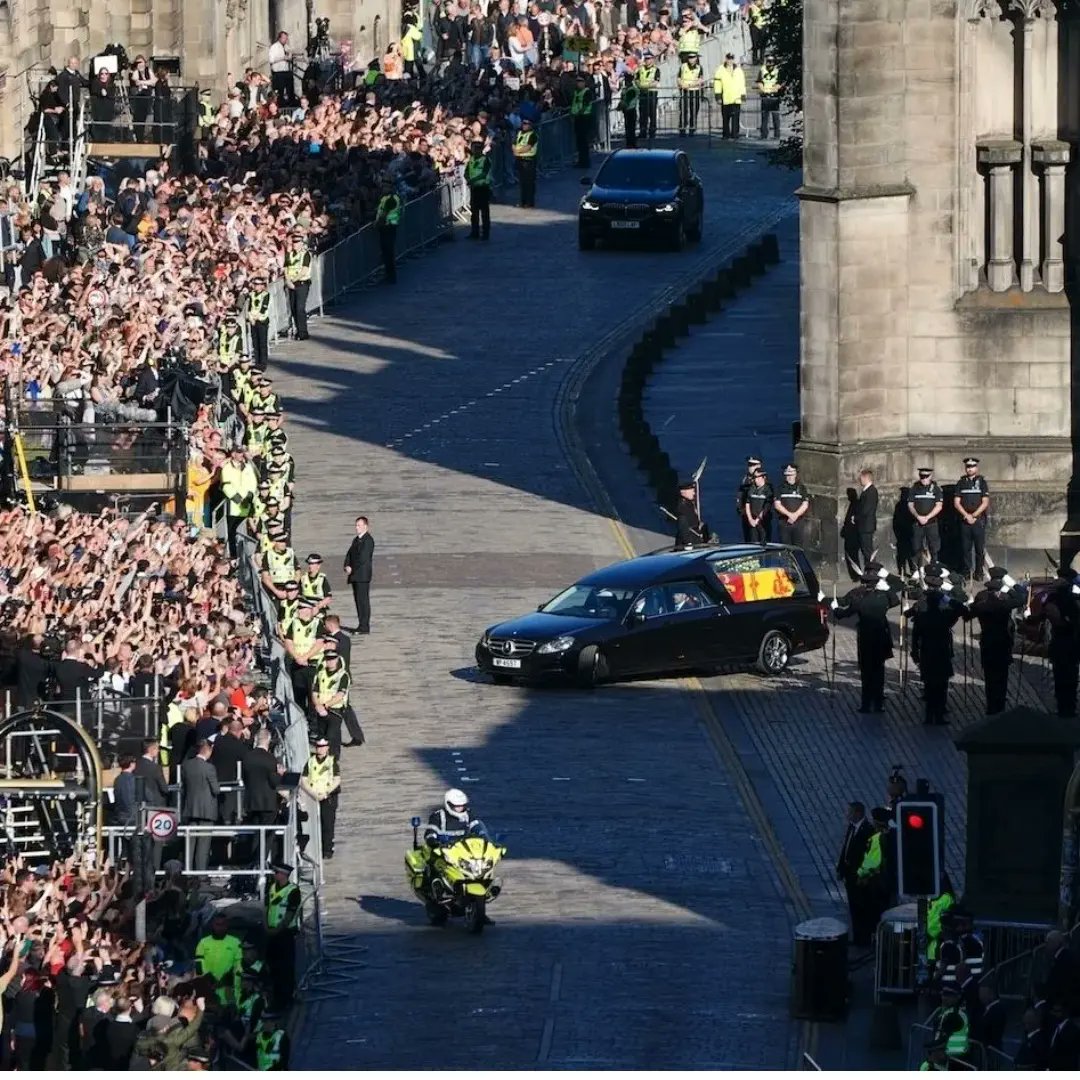 VLoveRoyalWorld's tweet photo. 🇬🇧🏴󠁧󠁢󠁳󠁣󠁴󠁿
Coffin of to the late Queen Elizabeth II from #Edinburgh, #Scotland back to Buckingham Palace in #London, accompanied by Prince​ss Anne, Princess Royal​

📸 PA #QueenElizabeth #ElizabethII #BritishRoyalFamily https://t.co/ZUkAB91jS7