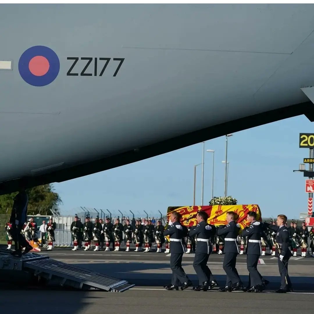 VLoveRoyalWorld's tweet photo. 🇬🇧🏴󠁧󠁢󠁳󠁣󠁴󠁿
Coffin of to the late Queen Elizabeth II from #Edinburgh, #Scotland back to Buckingham Palace in #London, accompanied by Prince​ss Anne, Princess Royal​

📸 PA #QueenElizabeth #ElizabethII #BritishRoyalFamily https://t.co/ZUkAB91jS7