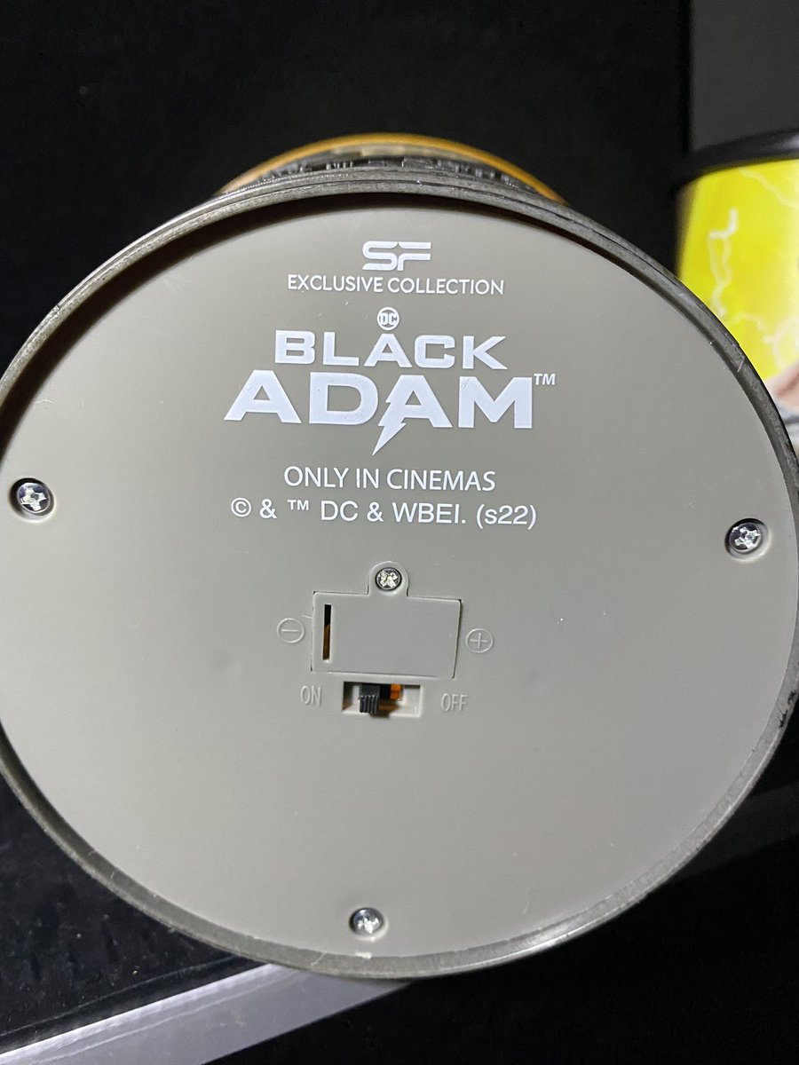 Thai_SuperHero's tweet photo. สาวก DC ห้ามพลาดกับ Bucket Combo Set ของ #BlackAdam จากทาง @WeLoveSF
ที่จะเริ่มขายพรุ่งนี้ผ่านทาง https://t.co/jjaCZtxT0r จุดเด่นของเซทนี้คือถังที่เอาลายมาจากชุดของ Black Adam แถมที่สำคัญคือมันเปิดไฟได้ด้วย !!
#SFSHOP #SFCinema
#JDxSFBlackAdam #JDCOTH #ช้อปทุกที่จอยทุกเวลา https://t.co/5bAXr482WY
