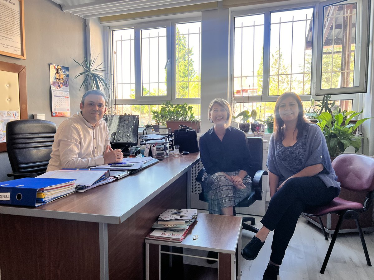 Değirmendere Donanma İlkokulu Müdür Yardımcısı Mustafa Özsoy’u ziyaret Eğitim Öğretim Yılı’nın tüm öğrenciler, veliler, öğretmenler,kurumlar için mutluluk ve başarı getirmesi temennilerimizde bulunduk.Fotoğraf ise dünyalar tatlısı ortak bir öğrencimizin ellerinden