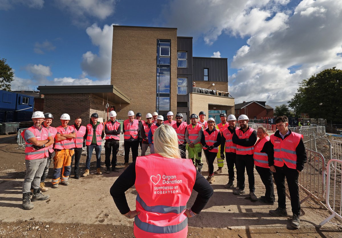 The Power of @Twitter. One tweet from @BeatrixHeart22 resulted in 500 employees supporting 'Go Pink' for @NHSOrganDonor Awareness Week across the UK this week. Thanks to @GreenhamBunzl for sponsoring the vests. #OrganDonationWeek robertson.co.uk/news/it-starte…