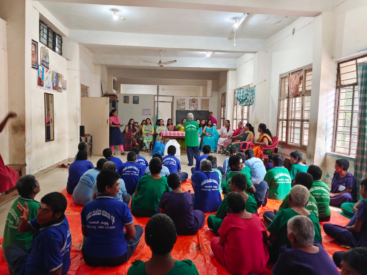 HubliCityeGroup's tweet photo. Chill WhatsApp group distributed New clothes at the Government hostel for specially abled women to celebrate Dasara Festival.

@Arunkumar_TNIE @DC_Dharwad @nagabhushanb @Amitsen_TNIE @AsianetNewsSN @anilmdesai
@Hubballi_Infra @prashantadur @hublimandi
@Namma_HD @Namma_Dharwad https://t.co/lrsZgiWXkd