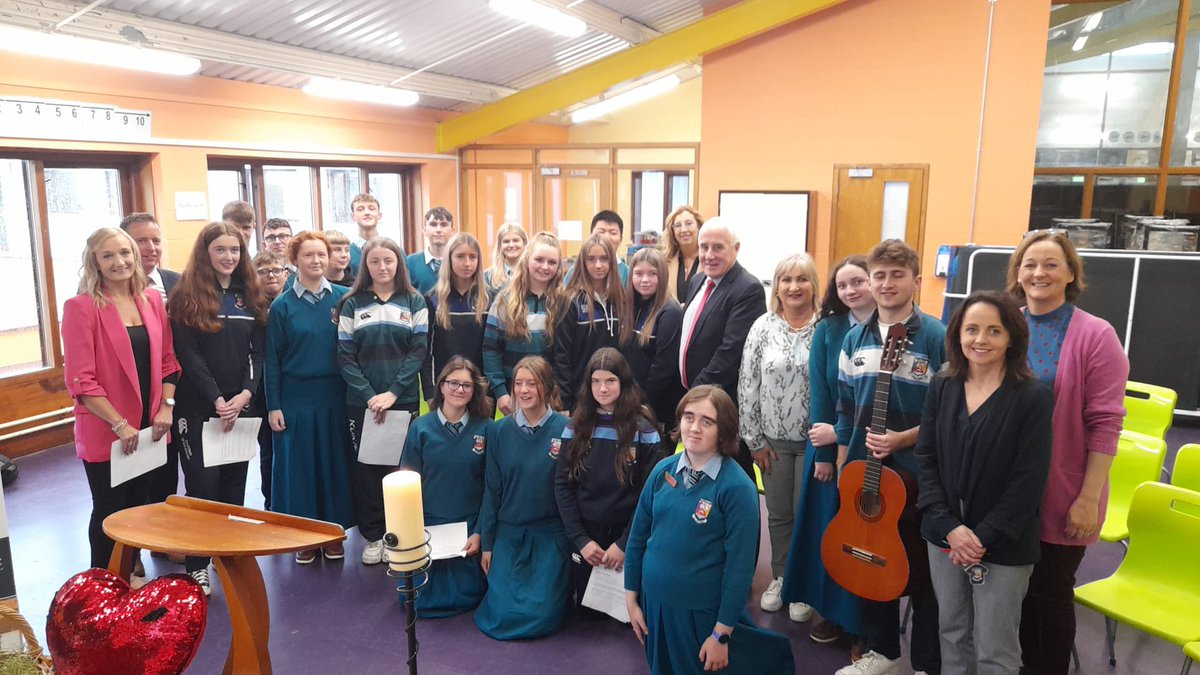 CastletroyC's tweet image. 10 mins timeout for our whole school. Thank you to all involved in our live streamed ' Interfaith service and reflection time for all today. Theme = Gratitude &amp;amp; Friendship
#utsintunum
#thattheymaybeone
#student leadership
#community