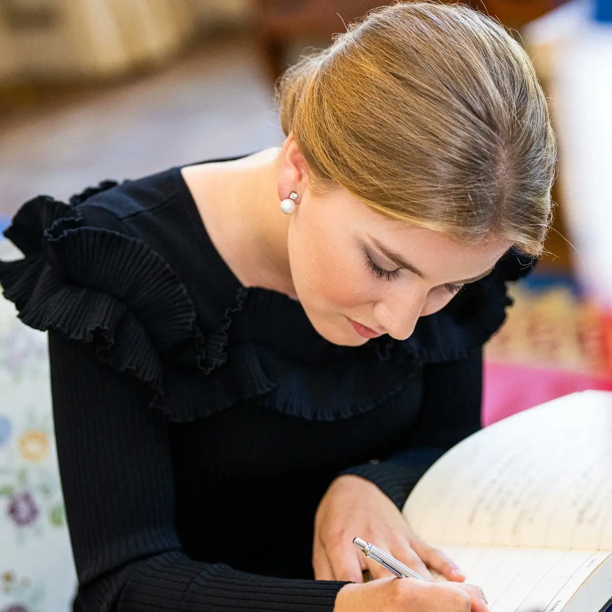 VLoveRoyalWorld's tweet photo. 🇧🇪❤️🇬🇧Crown Princess Elisabeth, who's a student in Oxford after having been a boarder in Wales, visited the British embassy in Brussels to present her condolences. https://t.co/aeh6JpYIDp
