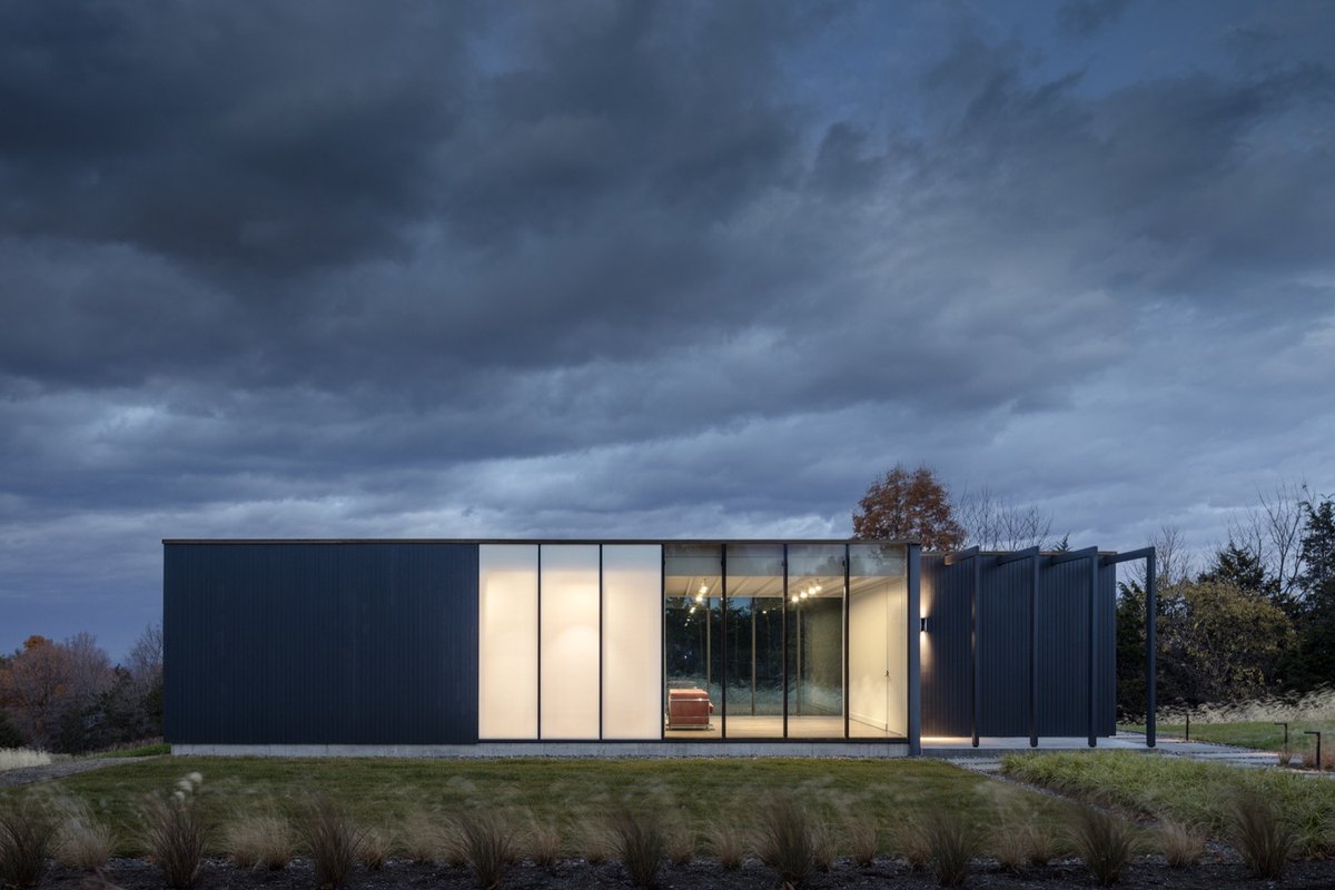 Today's pick for #CabinoftheDay is Hudson Valley Guest House by Janson Goldstein. 
Photo credit: Scott Frances
#moderncabin #cabindesign #cabininspo #cabinlovers #cabins