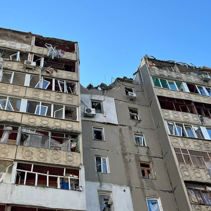 volstetsko's tweet photo. High rise house destroyed by Russian missile attack on #Mykolaiv. #ArmUkraineNow 

#RussiaIsATerroristState #BanRussianTourists https://t.co/atDnwa6DSC