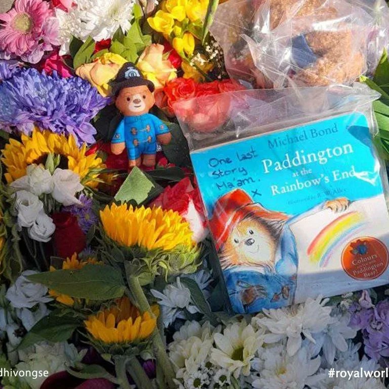 VLoveRoyalWorld's tweet photo. 🇬🇧🏴󠁧󠁢󠁳󠁣󠁴󠁿
People leaving flowers and stuff to pay tribute to the late Queen Elizabeth II in front of the Palace of Holyroodhouse in #Edinburgh #Scotland. Paddington-inspired tribute becomes the most popular tribute.

#QueenElizabeth #ElizabethII #BritishRoyalFamily https://t.co/5NOKCFkUYz
