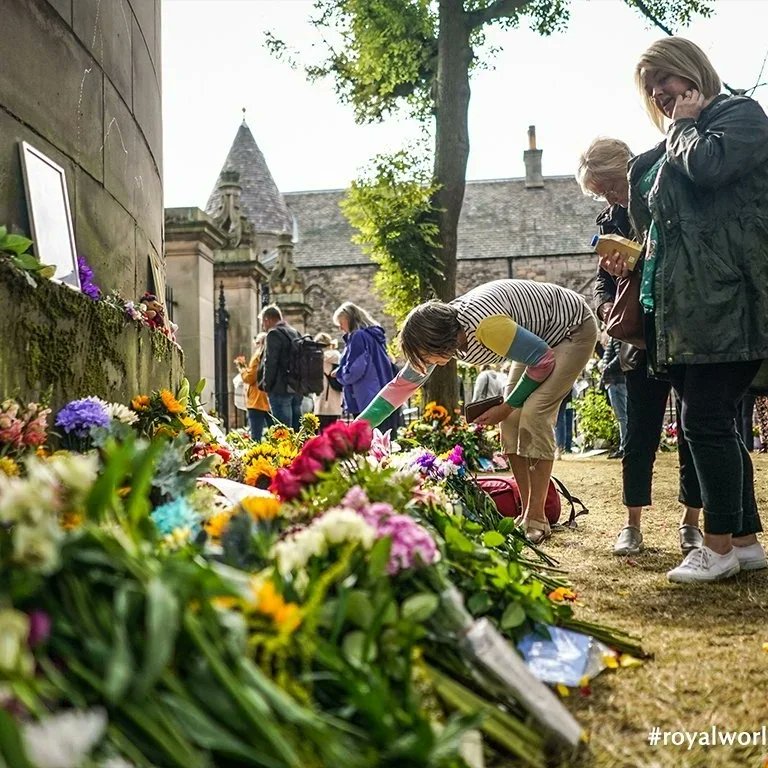 VLoveRoyalWorld's tweet photo. 🇬🇧🏴󠁧󠁢󠁳󠁣󠁴󠁿
People leaving flowers and stuff to pay tribute to the late Queen Elizabeth II in front of the Palace of Holyroodhouse in #Edinburgh #Scotland. Paddington-inspired tribute becomes the most popular tribute.

#QueenElizabeth #ElizabethII #BritishRoyalFamily https://t.co/5NOKCFkUYz