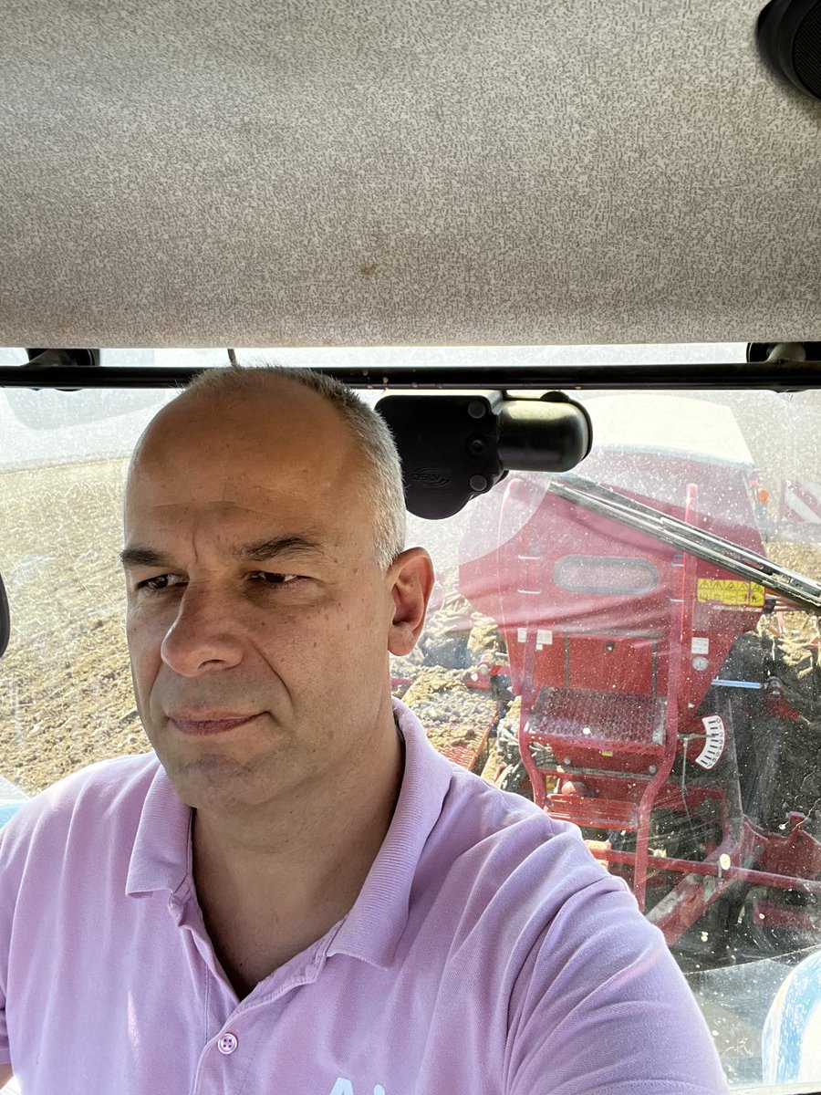rousseautrocy's tweet photo. Début des semis d’orge d’hiver. Bonnes conditions. Heureux de préparer la prochaine récolte qui je l’espère connaîtra une météo plus favorable. #semis automne https://t.co/BobsN9og1O