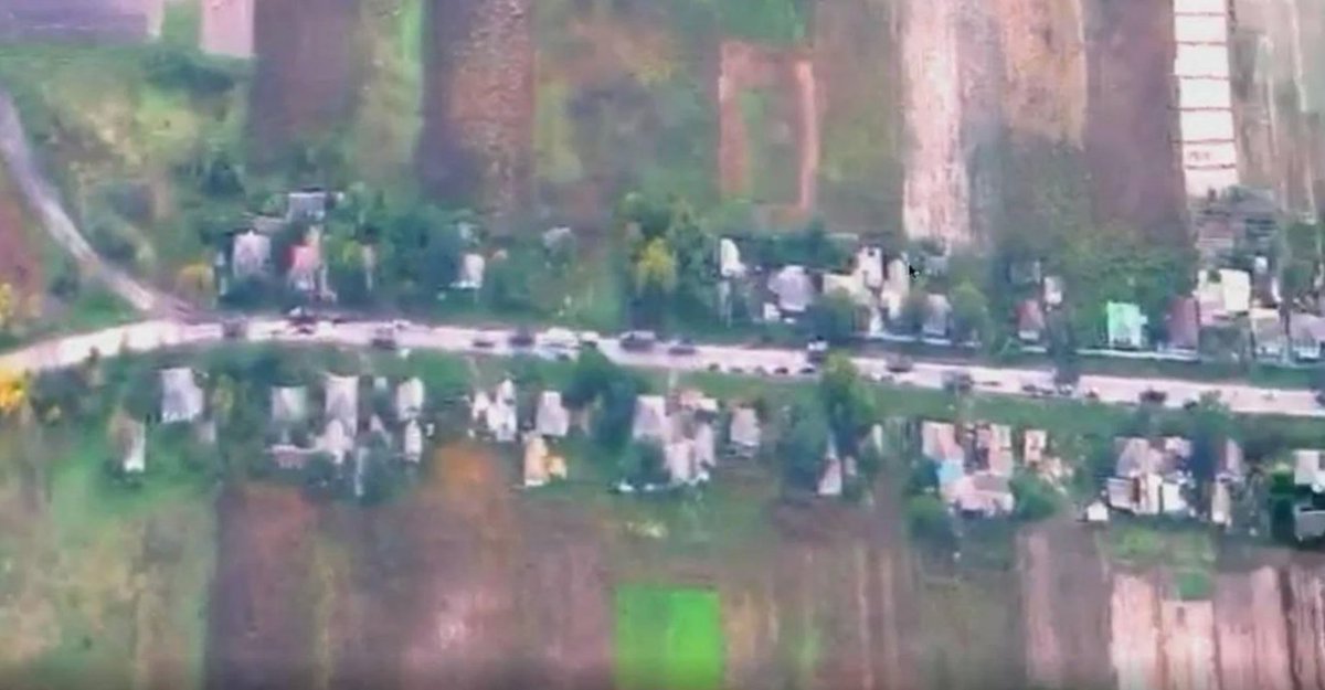 MonitorConflict's tweet photo. Photo from ukrainian drone: russian columns trying to leave #Lyman today with the last road. #ukrainecounteroffencive https://t.co/Sc8I1BOPHB