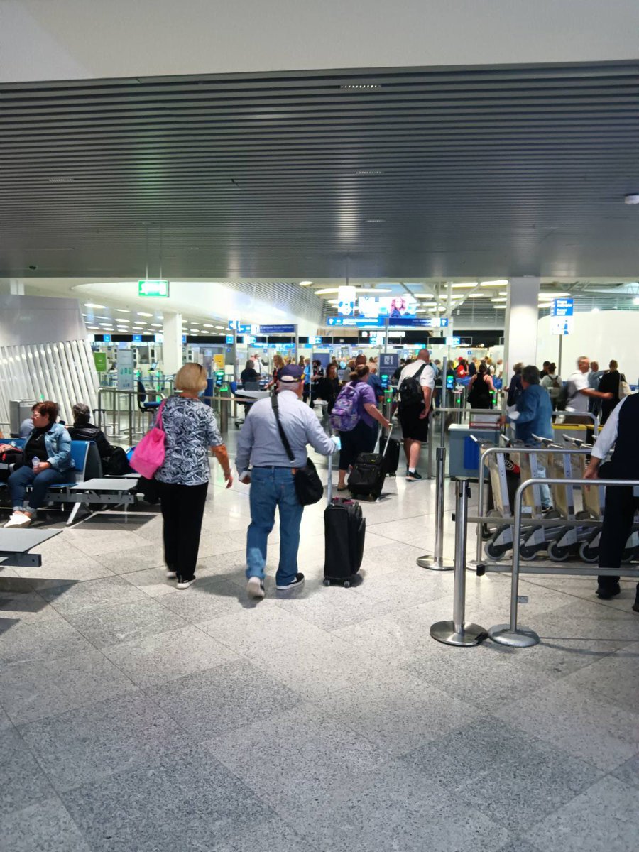 panagis21's tweet image. Someone’s coming back 👀 
🇬🇷 ➡️ 🇺🇸 
#Yiayia #Pappou