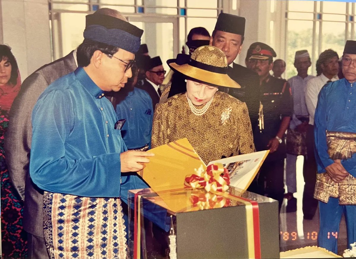 VLoveRoyalWorld's tweet photo. 13 September 2022 ~
His Royal Highness the Sultan of Selangor and Her Royal Highness the Tengku Permaisuri of Selangor would like to convey their deepest condolences on the passing of Her Majesty Queen Elizabeth II to the British Royal Family and the British people. https://t.co/k6VrtJ7wAw