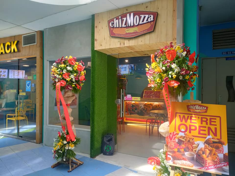 smsupermalls's tweet photo. The #ChizMozza is now at @smnorthedsa Sky Garden!😍 

TAG your foodie squad and have the famous #mozzarellastick. Get that cheesy treats now! 🧀🧀🧀 

#EverythingsHereAtSM https://t.co/KWIoJAgRQc