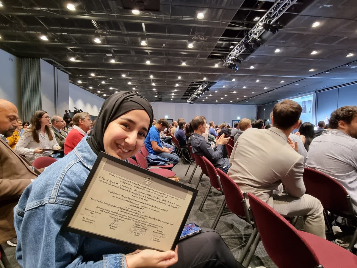 Our very own @esmaugura won the best poster award in #WCPEC8 @EUPVSEC with the title of her work ‘High-Current Output Bifacial Perovskite/Silicon Tandem Solar Cells’ Congratulations 🥳 @KAUST_Solar