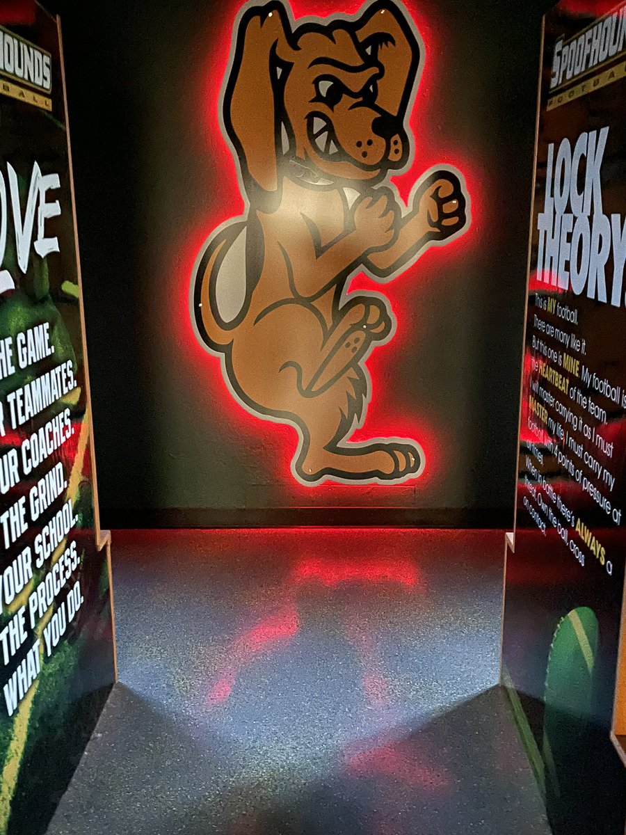 SpoofhoundFoot1's tweet photo. Hoco Gameday!  #FlyTheFlagFriday Welcome to the Hound Pound Benton.  Time to cook some bird.  #1-0 https://t.co/vh576SJFtk