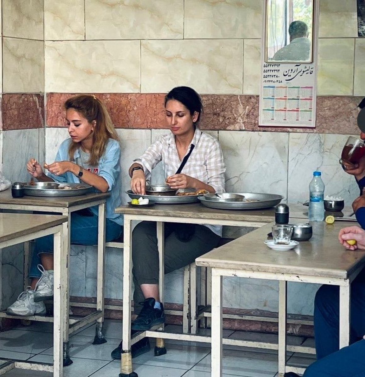 Donya Rad, die dieses Foto von sich &amp; ihrer Freundin in einem Restaurant ohne Hijab auf @Twitter veröffentlichte, wurde deswegen festgenommen &amp; ins berüchtigte #Evin-Gefängnis in #Teheran eingesperrt, ihr Twitteraccount <a href="/donyarad/">Donya</a>  gesperrt. 

Machen wir ihr Bild berühmt!