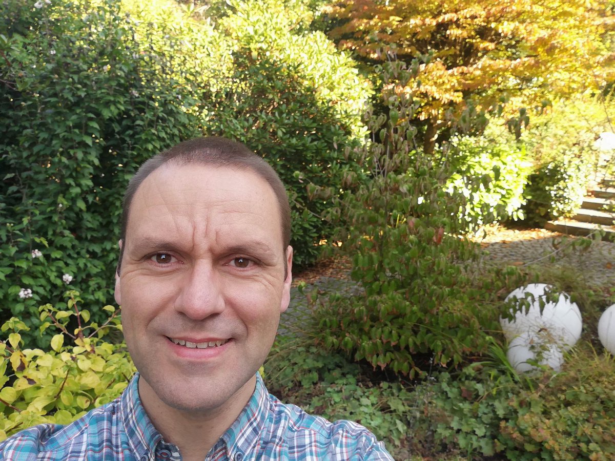 When improvising becomes necessary... #SIOP2022 lunch break - not in Barcelona as originally planned (😢) but as an alternative for me, as last minute virtual participant, in my garden where autumn comes around. #MySIOP