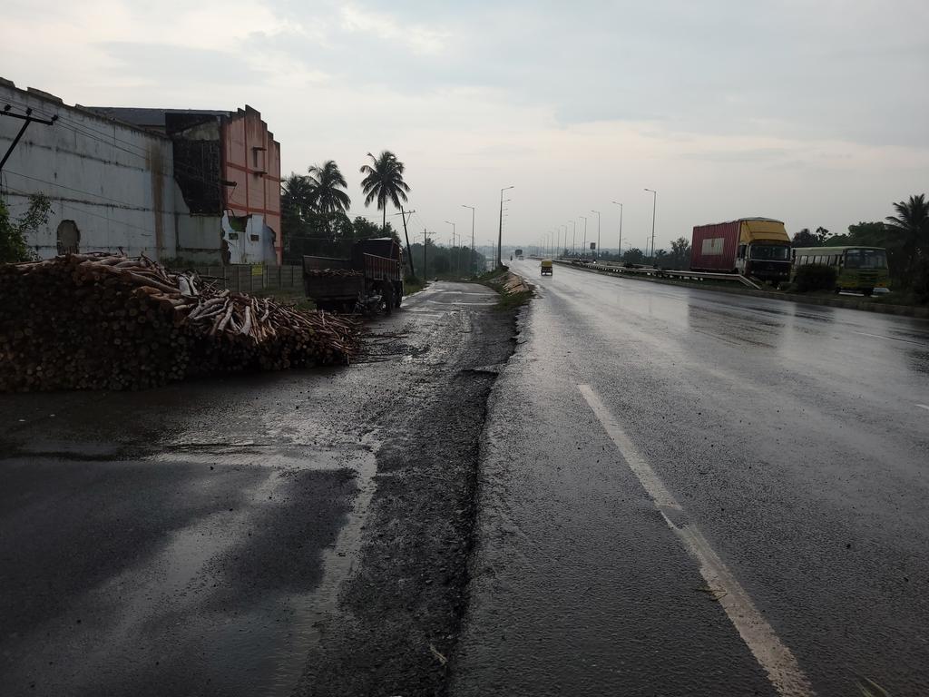Sir. It's connecting point to service road near mosque in Kundagol cross, Hubli, Karnataka. As road has deep edges several vehicles while entering this road overturned. This road connecting to newly opened NH ring road, please do the needful.<a href="/nitin_gadkari/">Nitin Gadkari</a> , <a href="/JoshiPralhad/">Pralhad Joshi</a>.