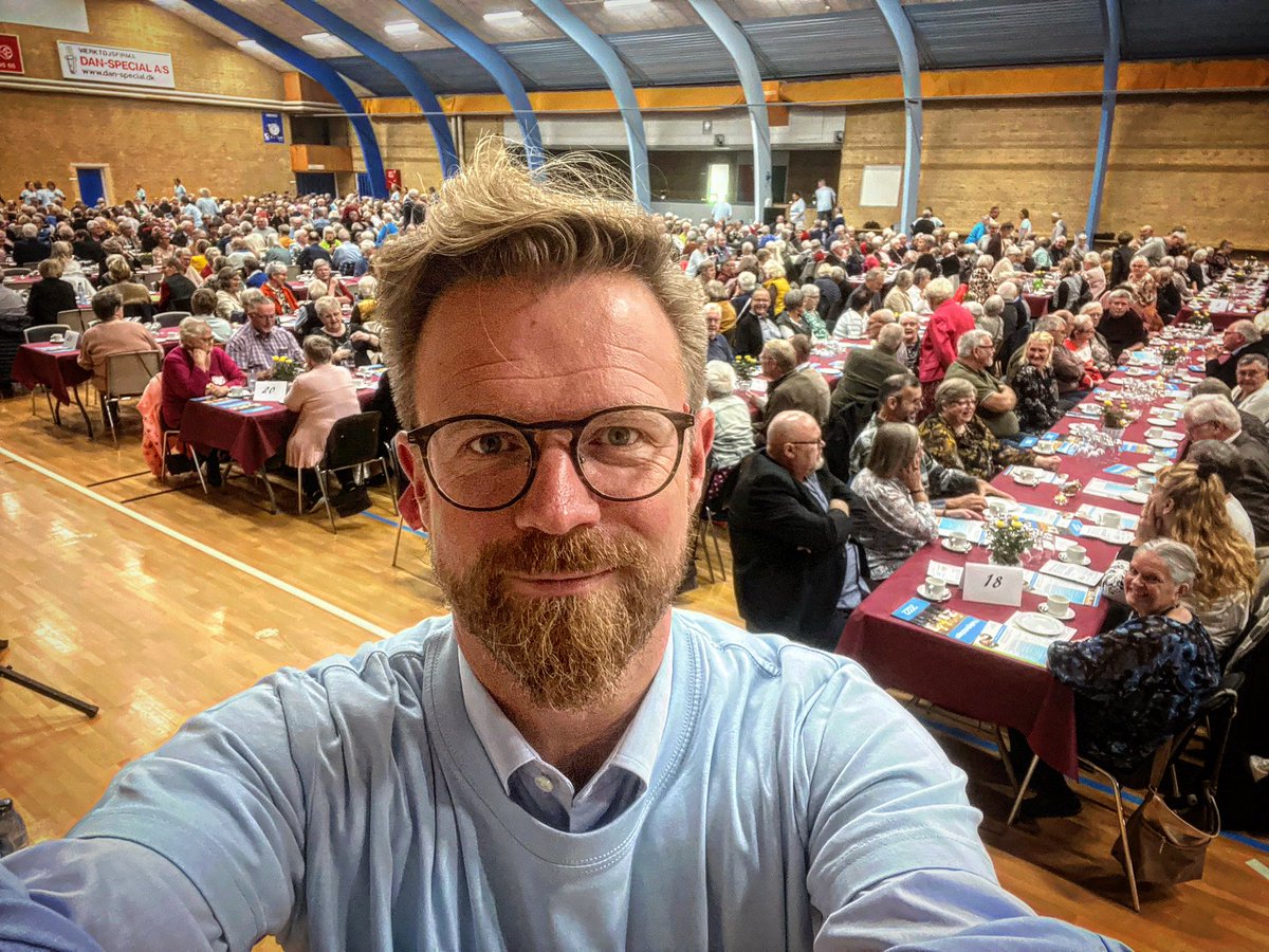Så er det tid til Frivillighedsfesten i Sønderborg Kommune 🥳
I dag er det os politikere på tværs af partier der servere for de mange frivillige i kommunen. En skøn tradition og en god måde at sige tak for alle de frivillige foreningskræfter ❤️ #frivillighed <a href="/FrivilligF/">Frivillig Fredag</a> #dkpol