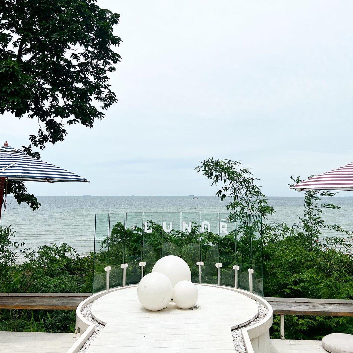 foodtellers's tweet photo. The Lunar Beach House Pattaya | ร้านคาเฟ่ที่วิวทะเล ร้านสวย บรรยากาศดี ขนมและเครื่องดื่มอร่อย แนะนำใครอยากมานั่งชิล ชมวิว คือดีค่ะ แนะนำว่าต้องสั่ง Berry Shokupan นะคะ คือ อร่อยมากกกก ขนมปังนุ่ม ครีมด้านบนก็นุ่มละมุนไม่แพ้กัน ไม่หวานเลี่ยนเลยค่ะ @aroii #อร่อยบอกต่อ #อร่อยไปแดก https://t.co/2xR5WUBEhk