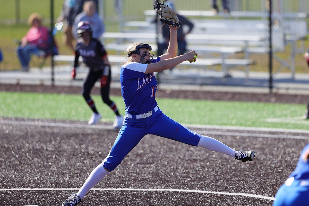 lancer_sports1's tweet photo. @VUSoftball Maddie Burrows - I've seen a photo like that before! Love it! #lanceralum #GoNova @WTFDLANCERSOFT1 https://t.co/QKO6Ig4ynZ