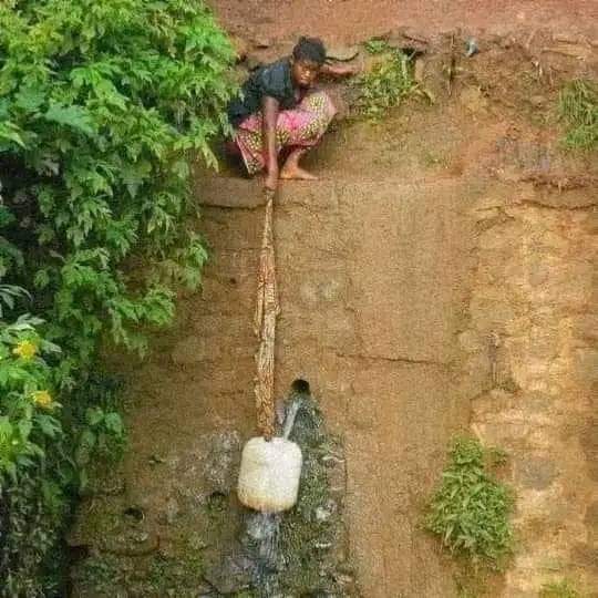 GreenBServices's tweet photo. Quand tu penses que ta vie est trop compliquée et que tu veux tout abandonner , rappelle-toi que dans cette vie , d'autres vivent pire que toi 😥

Pour chaque enfant de l'eau potable !!
#gourdepuriifa #eaufiltrée #ChezMoiAuCongo #gourdefiltrante https://t.co/sGmBjuCni5