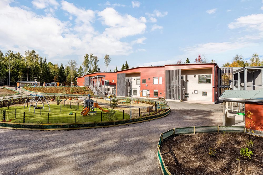 TIEDOTE: Suomen suurin hirsipäiväkoti Vantaalla toimii vähähiilisen kaupunkirakentamisen suunnannäyttäjänä 🏡🌲 Lue lisää tiedotteesta 👉  ow.ly/WjCC50KXYql 
#honkarakenne #hirsirakentaminen