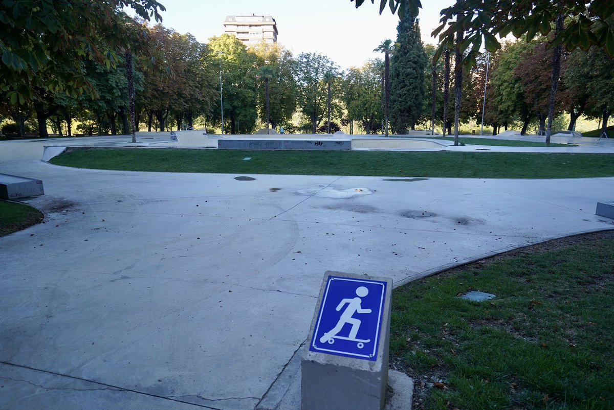 AyuntamientoVLL's tweet photo. 🛹 La pista de skate de La Rosaleda ya luce la placa con su denominación, con el nombre de Ignacio Echeverría, en recuerdo al héroe del monopatín, asesinado cuando protegía a víctimas del atentado ocurrido en Londres el 3 de julio de 2017. https://t.co/8sLZQnBwQo