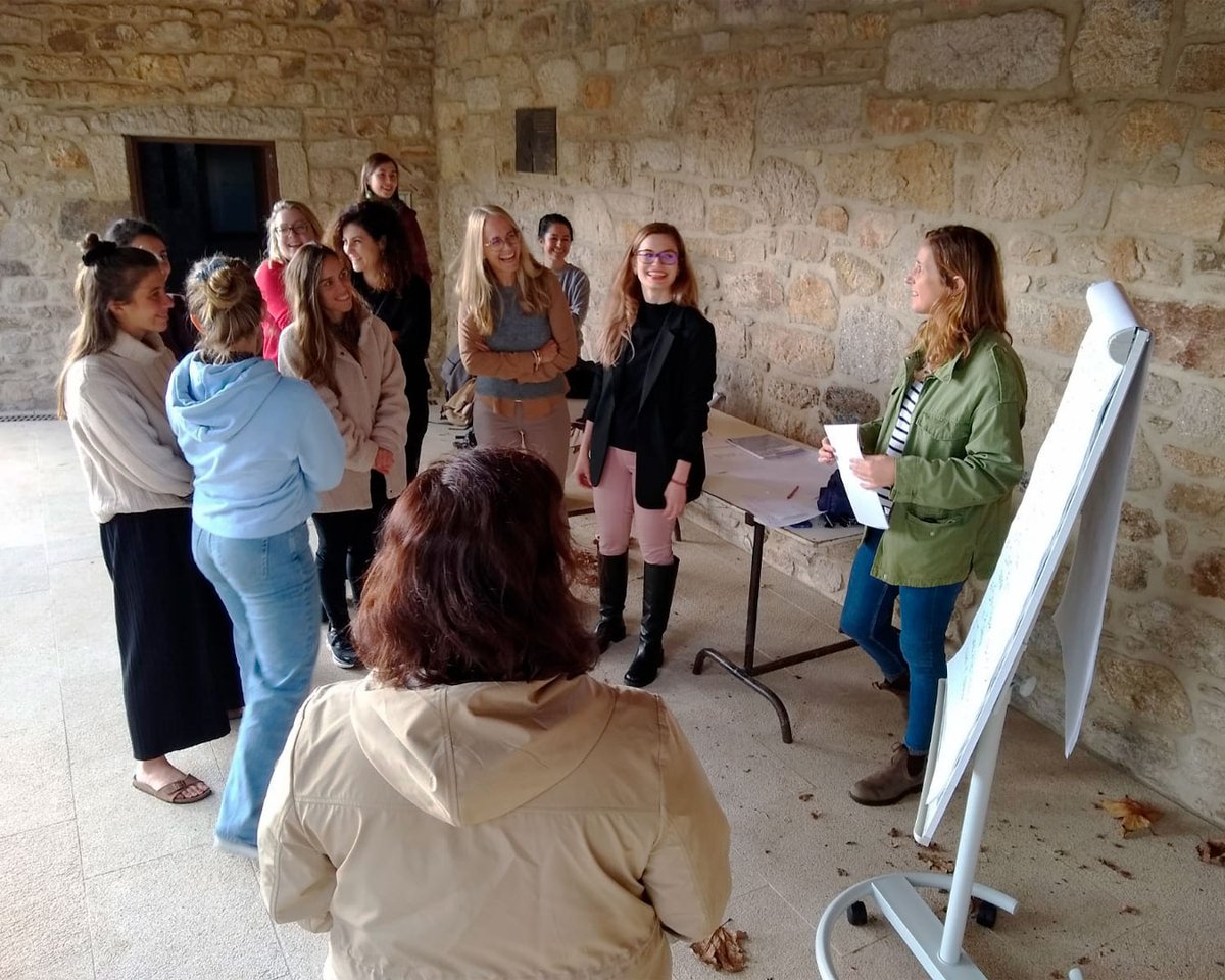 rr_fundacion's tweet image. La directora de la Fundación Roberto Rivas les dio la bienvenida en #LaModaRuralLab y presentó al resto del equipo, con quienes compartieron un desayuno de trabajo y conocieron los proyectos de emprendimiento que venimos apoyando desde la Fundación.

👇🏼