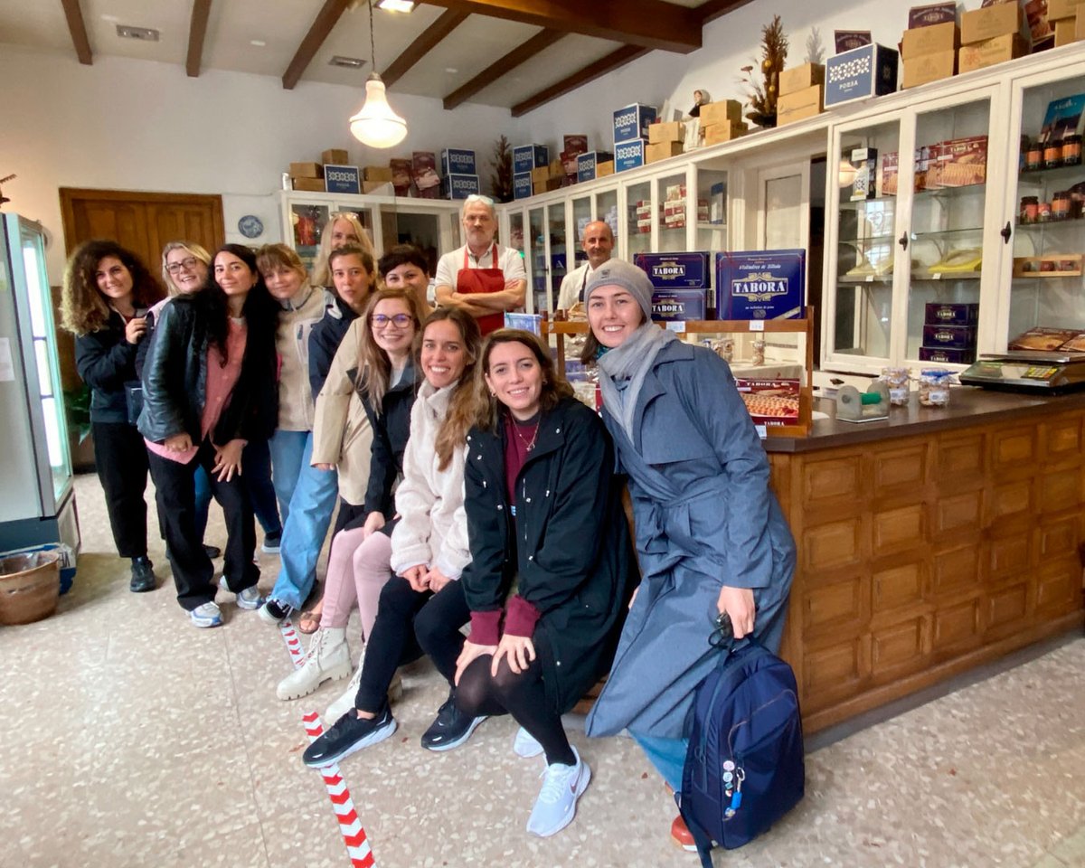 rr_fundacion's tweet image. La directora de la Fundación Roberto Rivas les dio la bienvenida en #LaModaRuralLab y presentó al resto del equipo, con quienes compartieron un desayuno de trabajo y conocieron los proyectos de emprendimiento que venimos apoyando desde la Fundación.

👇🏼