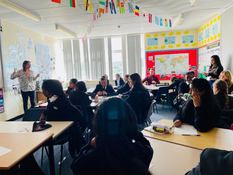 teachtomorrowuk's tweet photo. Great to be back in Coventry classrooms yesterday with @CoventryPrevent  discussing media literacy and the dangers of a single story with the students of @Caludon  and @newmancoventry https://t.co/t8DbMLJcGz
