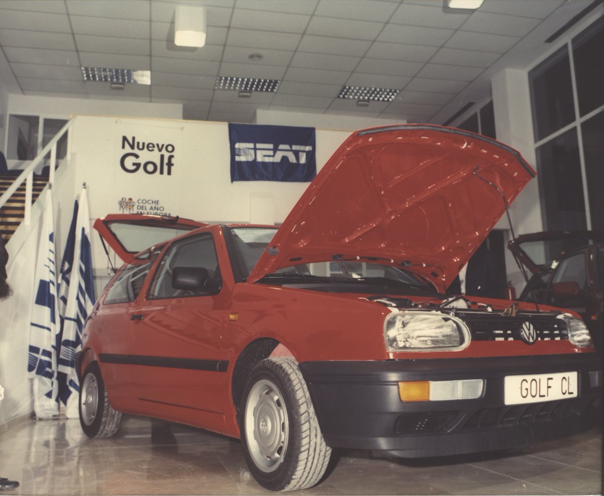 GrupoFTOME's tweet photo. ¿A quién no le gusta recordar sus inicios? ¡Hoy recordamos esta presentación del Nuevo Golf GTI III!😍

La presentación se celebró en las antiguas instalaciones de Volkswagen en F. Tomé y, en el año 1992, el Golf fue considerado el coche del año en Europa

 #ftome #35aniversario https://t.co/plEfBr3nsu