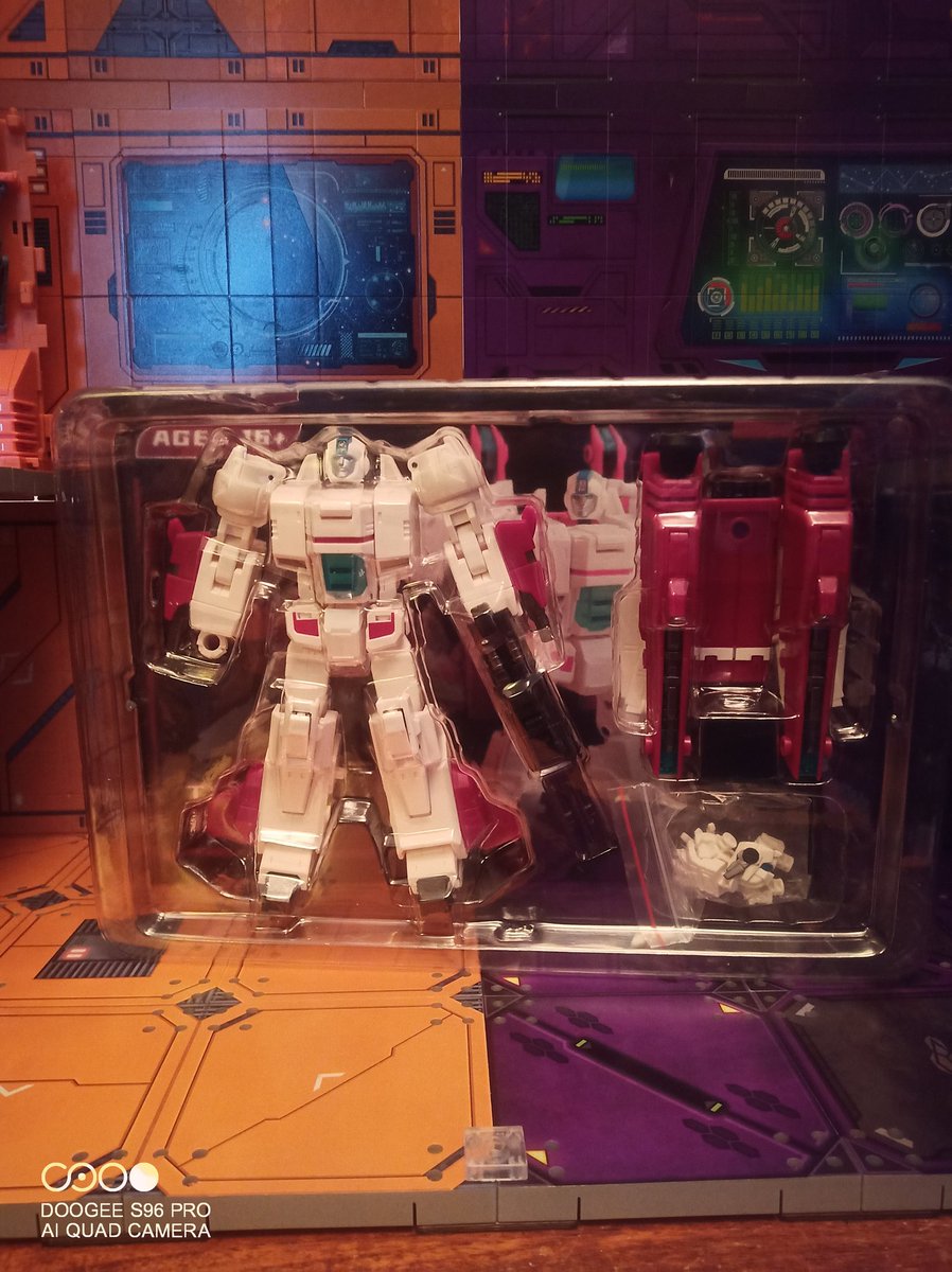 Kureigu8's tweet photo. Something new this way comes. #Transformers #Skyfire #TNT01 #OSKO #IronFactory https://t.co/OkyO7x34ls