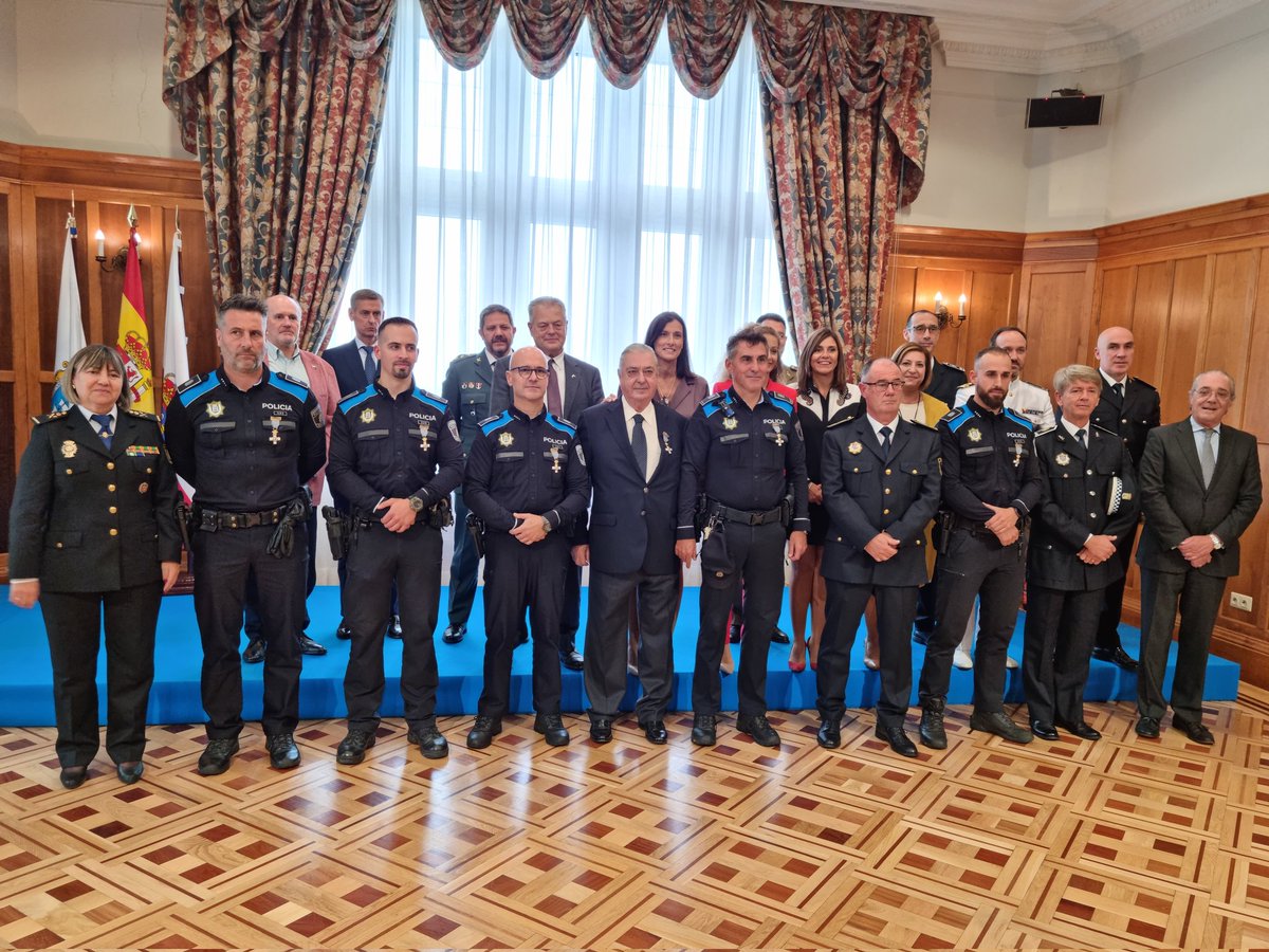 Ceremonia de entrega de las Cruces al Mérito de la Policía Local de #Santander
➡️ El presidente del Parlamento, Joaquín Gómez, entrega el reconocimiento al jurista Emilio Laborda que, entre otros méritos, constituyó y fundó la Escuela Regional de Policía Local en 1996.