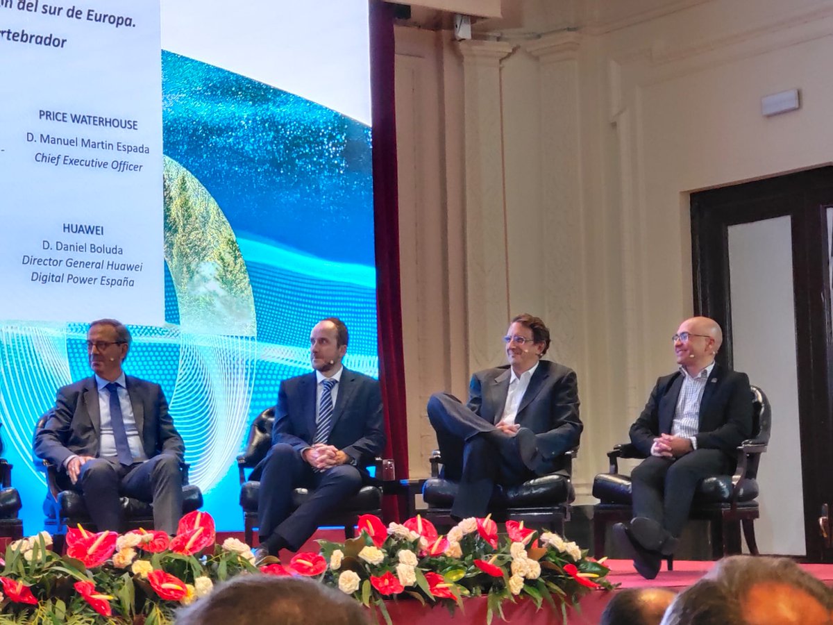 HuaweiSpain's tweet photo. En palabras de @boludadaniel, director general de Digital Power Spain: "Debemos aprovechar nuestra experiencia en tecnología e inteligencia artificial, que aplicada a los #DataCenter, ayuda a automatizar su operación y ser más eficientes y sostenibles" 🌏 https://t.co/qvKWn3HAWJ