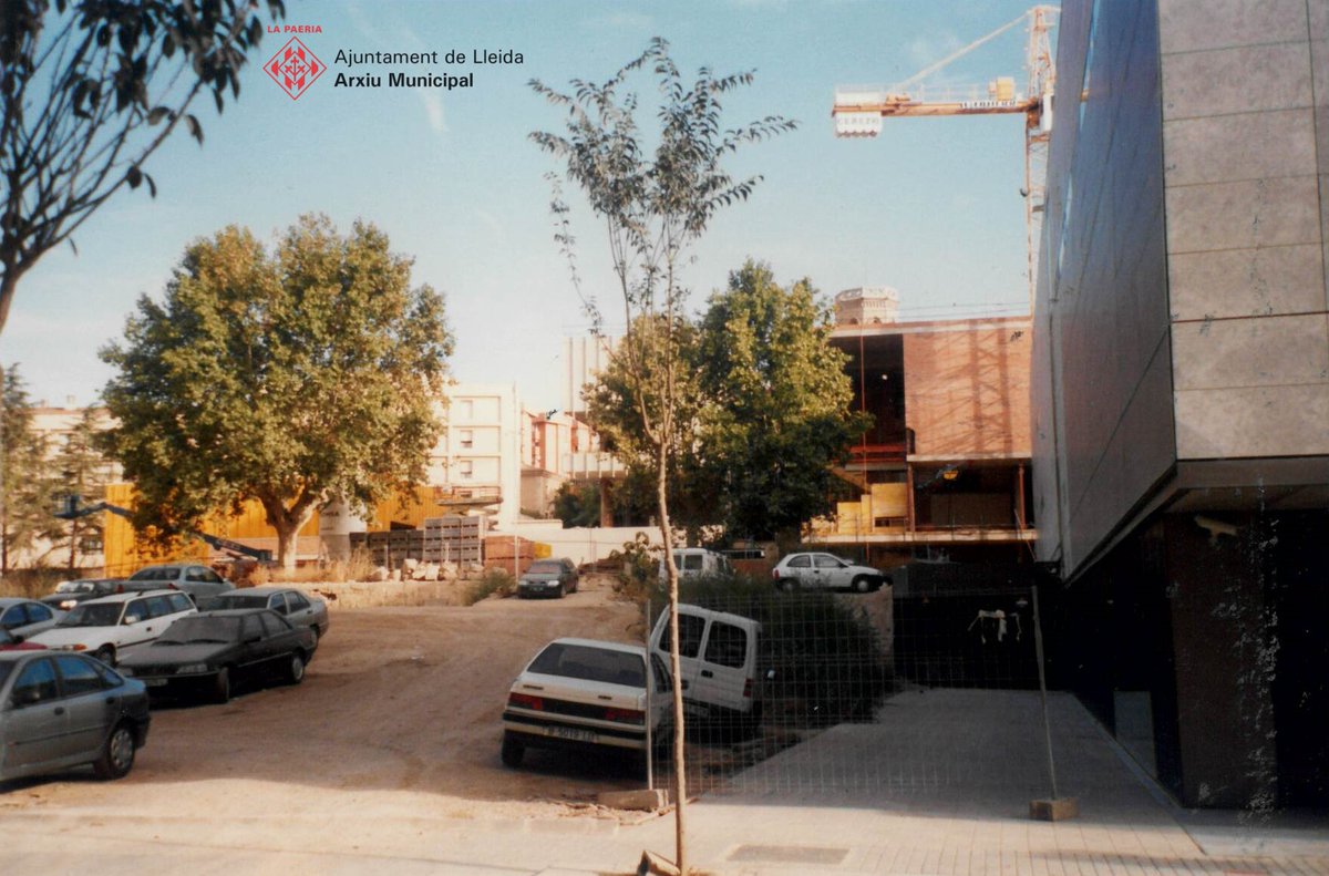 AMLleida's tweet photo. Bon dia! El fons fotogràfic Nasarre, format per gairebé més de 3.000 fotografies i més de 2.000 negatius, és un testimoni gràfic de la transformació urbanística de la ciutat de #Lleida. +Info: https://t.co/TKi4rdfLov #AML  @paerialleida 📸:obres construcció @museudelleida, 2004. https://t.co/omlXwMJKL1