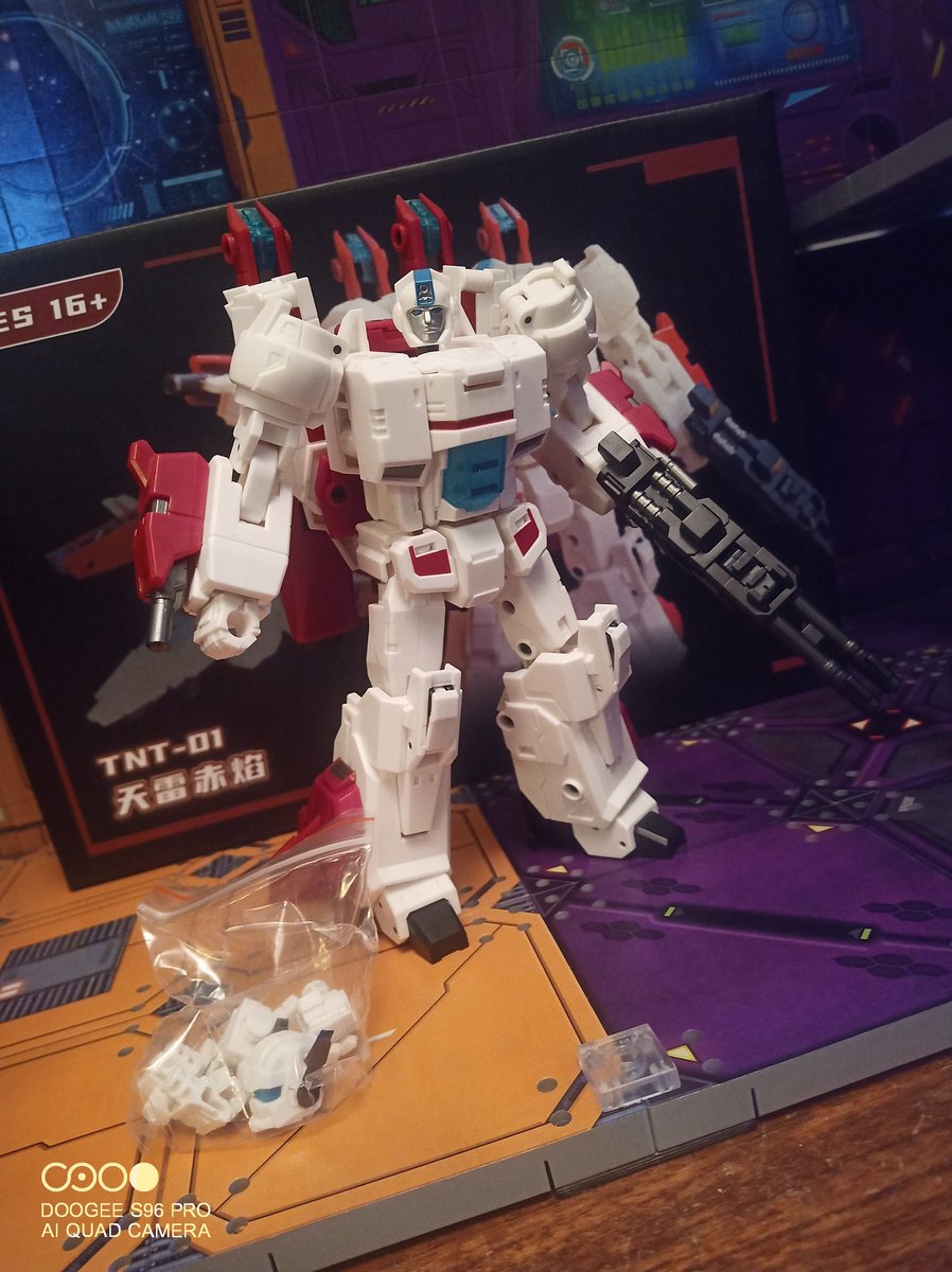 Kureigu8's tweet photo. Something new this way comes. #Transformers #Skyfire #TNT01 #OSKO #IronFactory https://t.co/OkyO7x34ls