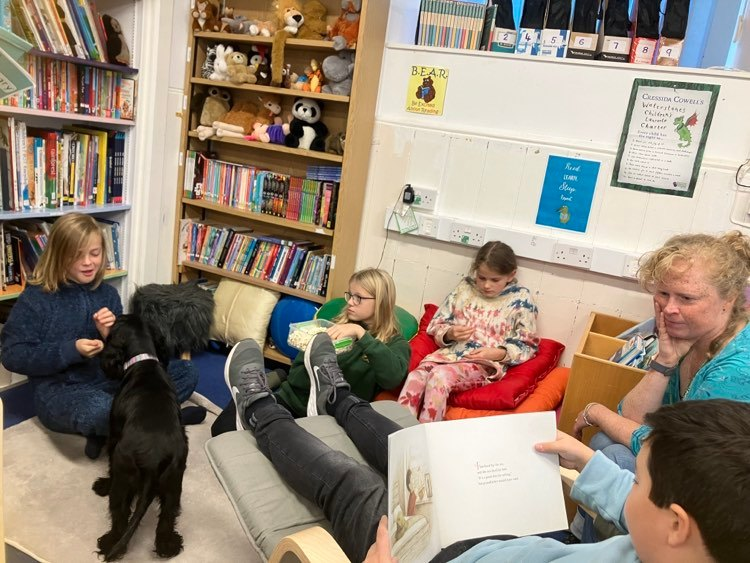 AilsaMcL's tweet photo. Great morning discussing the importance of healthy marine habitats with #Strathconon primary.  We then enjoyed seaweed popcorn and a soothing story from one of the kids whilst the classroom dog foraged for spillage.  Wish I had gone to a school like that! @seawilding https://t.co/J9EtQOCANr