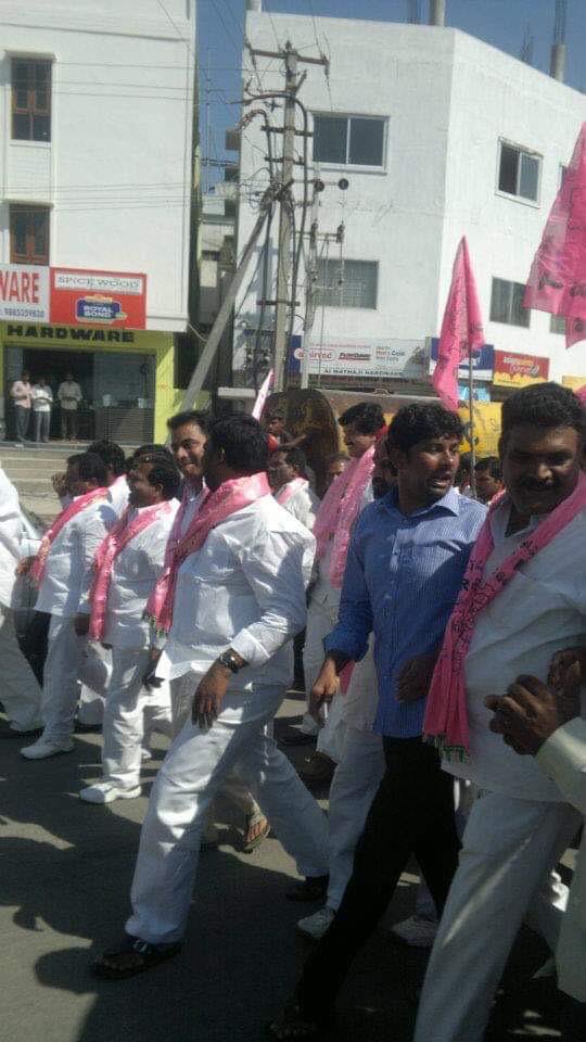 ShivaDurgam14's tweet photo. Chennur MLA &amp; Govt Whip Shri @balkasumantrs Anna Sagaraharam pics during Telangana Agitation along with Minister KTR Garu. #TrueLeader 

#20YearsOfTRS #TRSFormationDay #Throwback #AgitationMemories #TelanganaStatehoodMovement https://t.co/SqI8Vqoknl